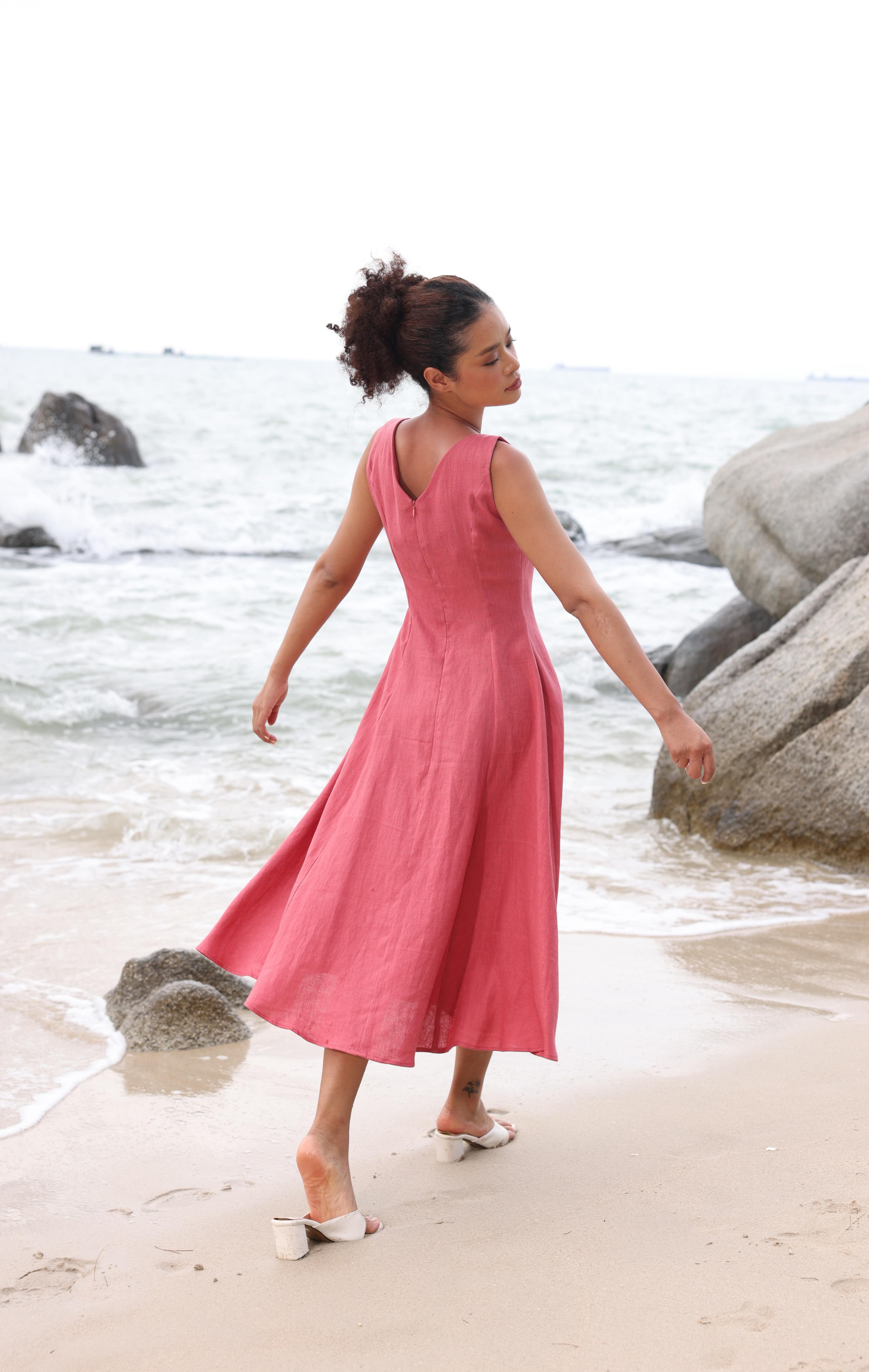 Back V-cut linen dress