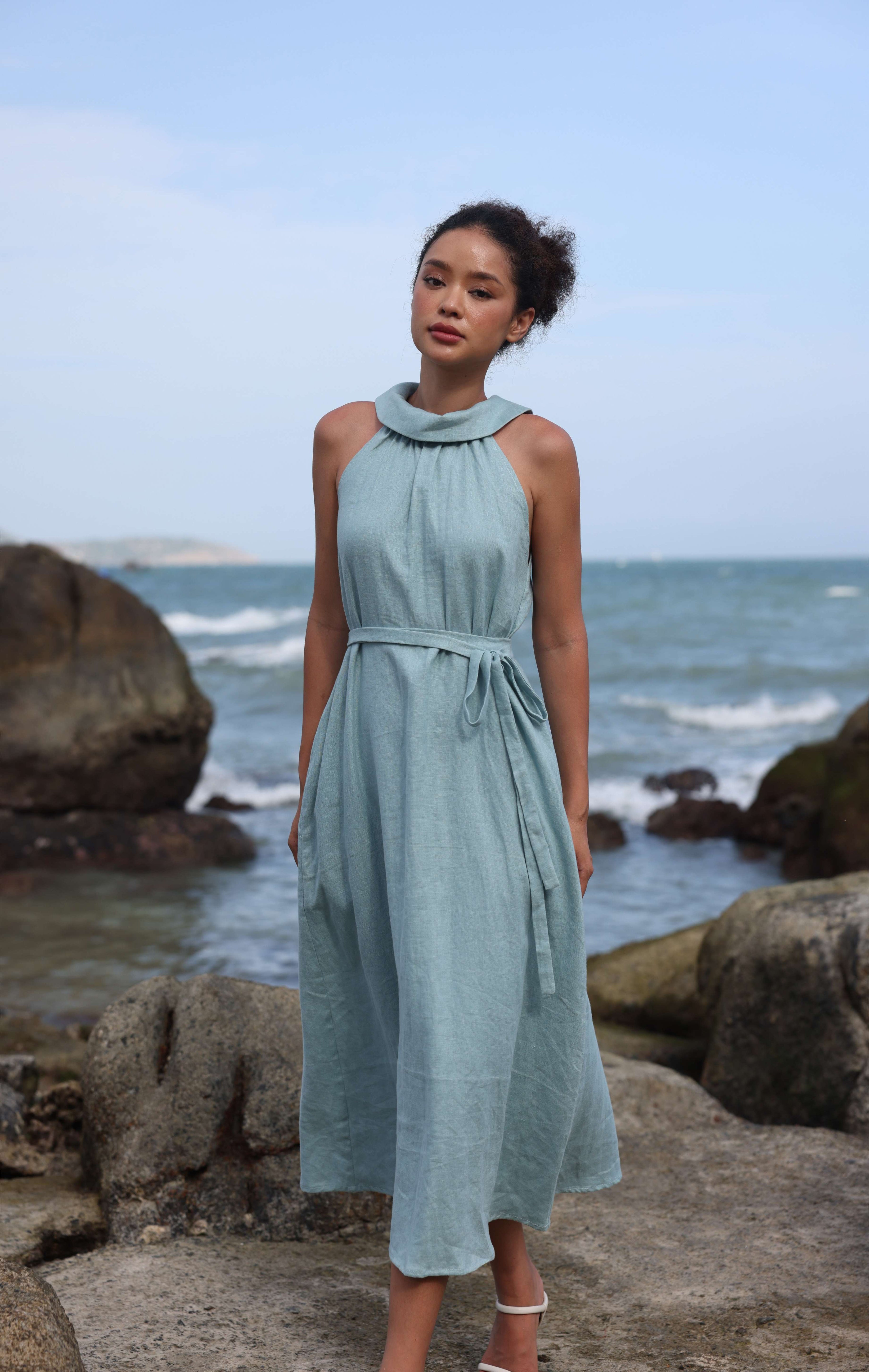 Blue sleeveless linen midi dress