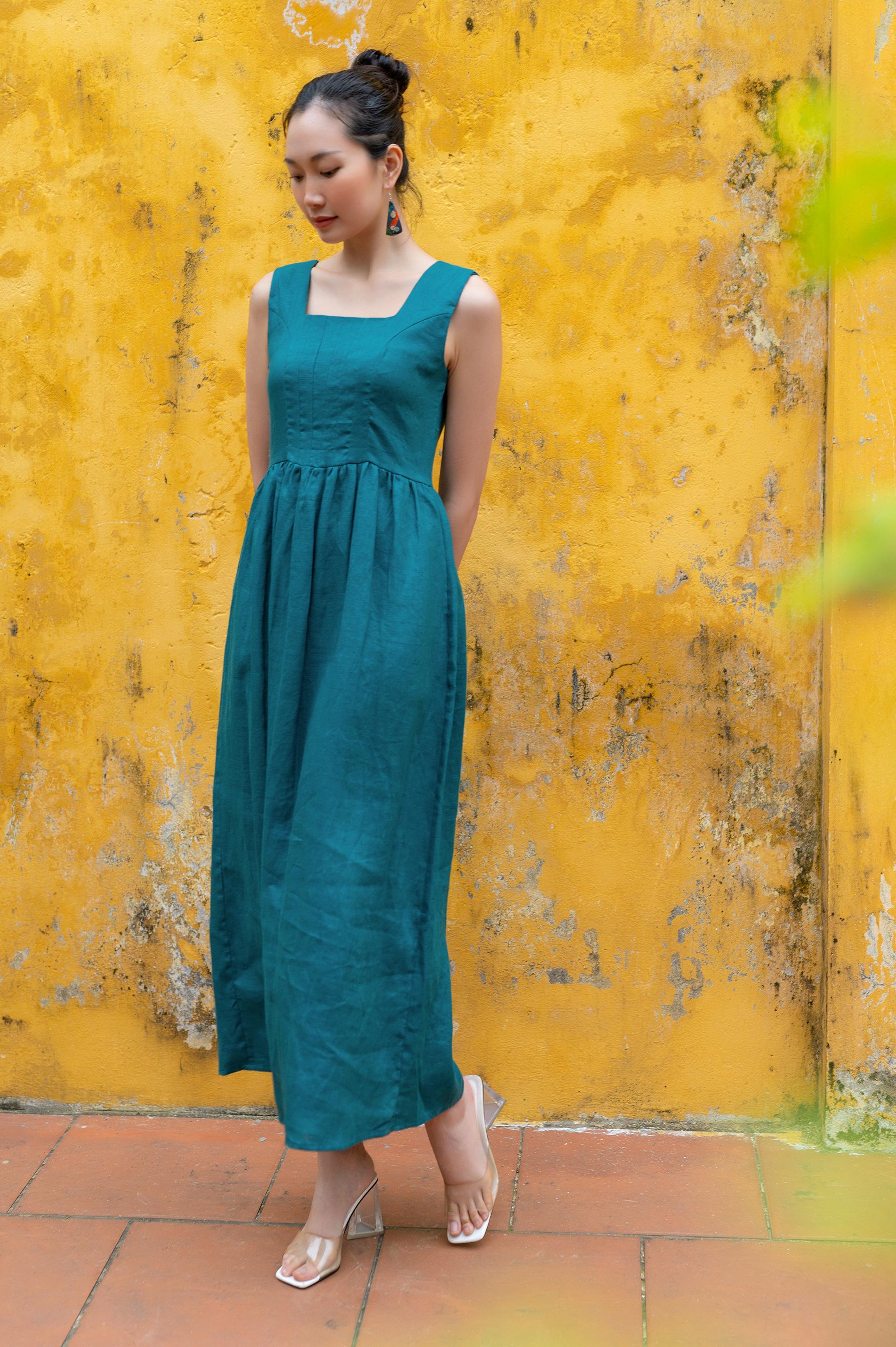 Sleeveless linen dress