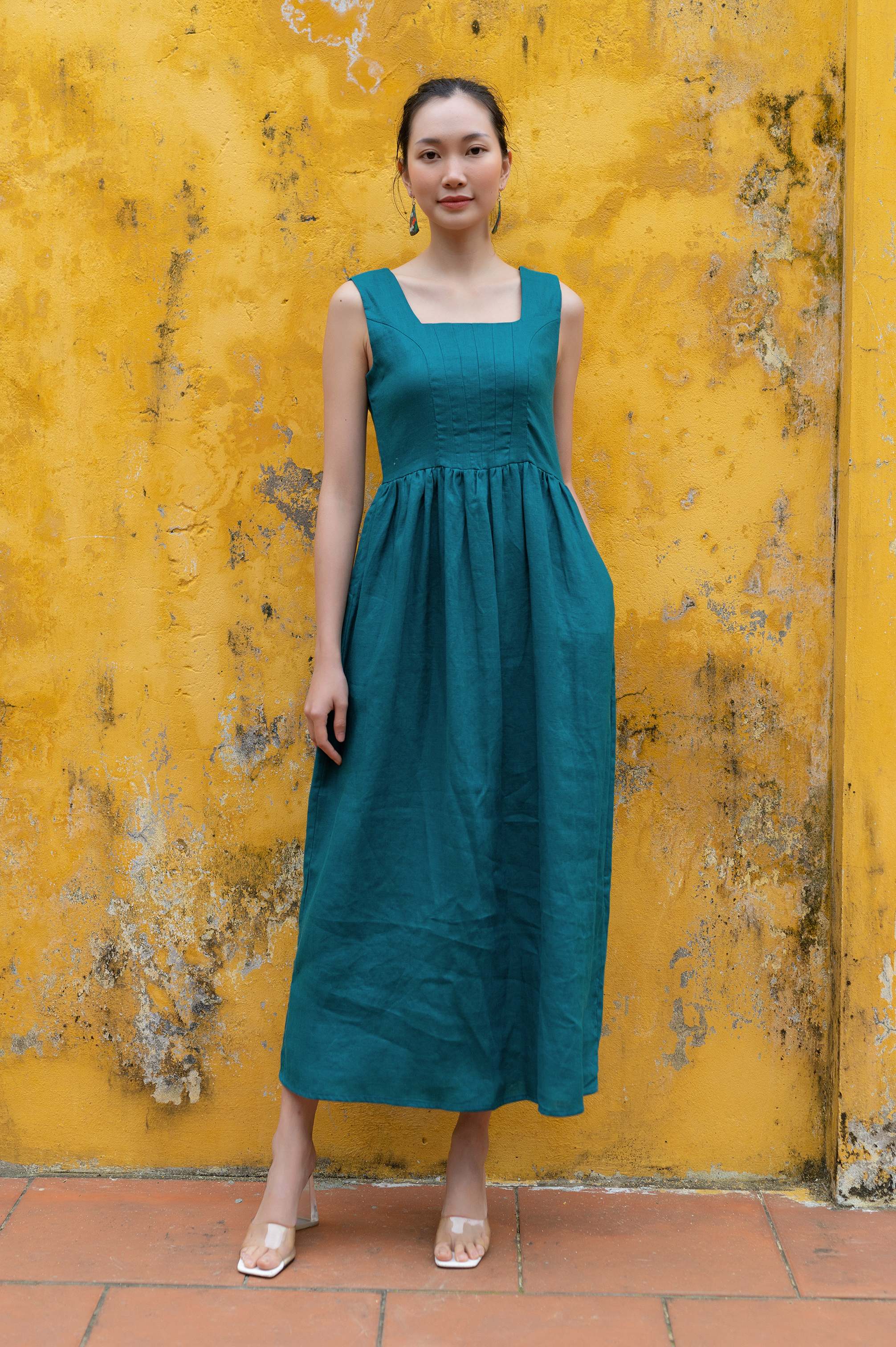 Sleeveless linen dress