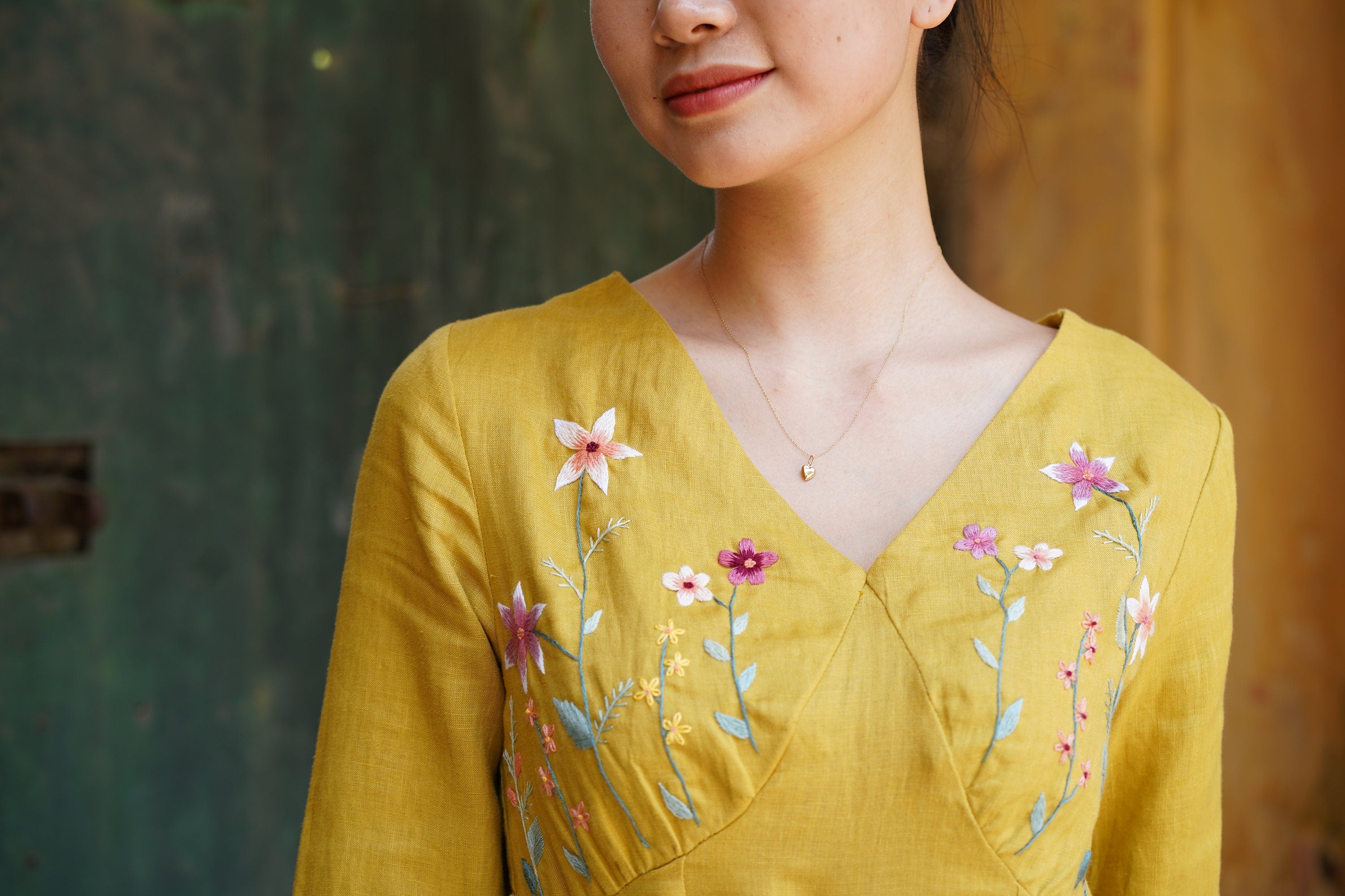 V-neck dress with hand embroidery