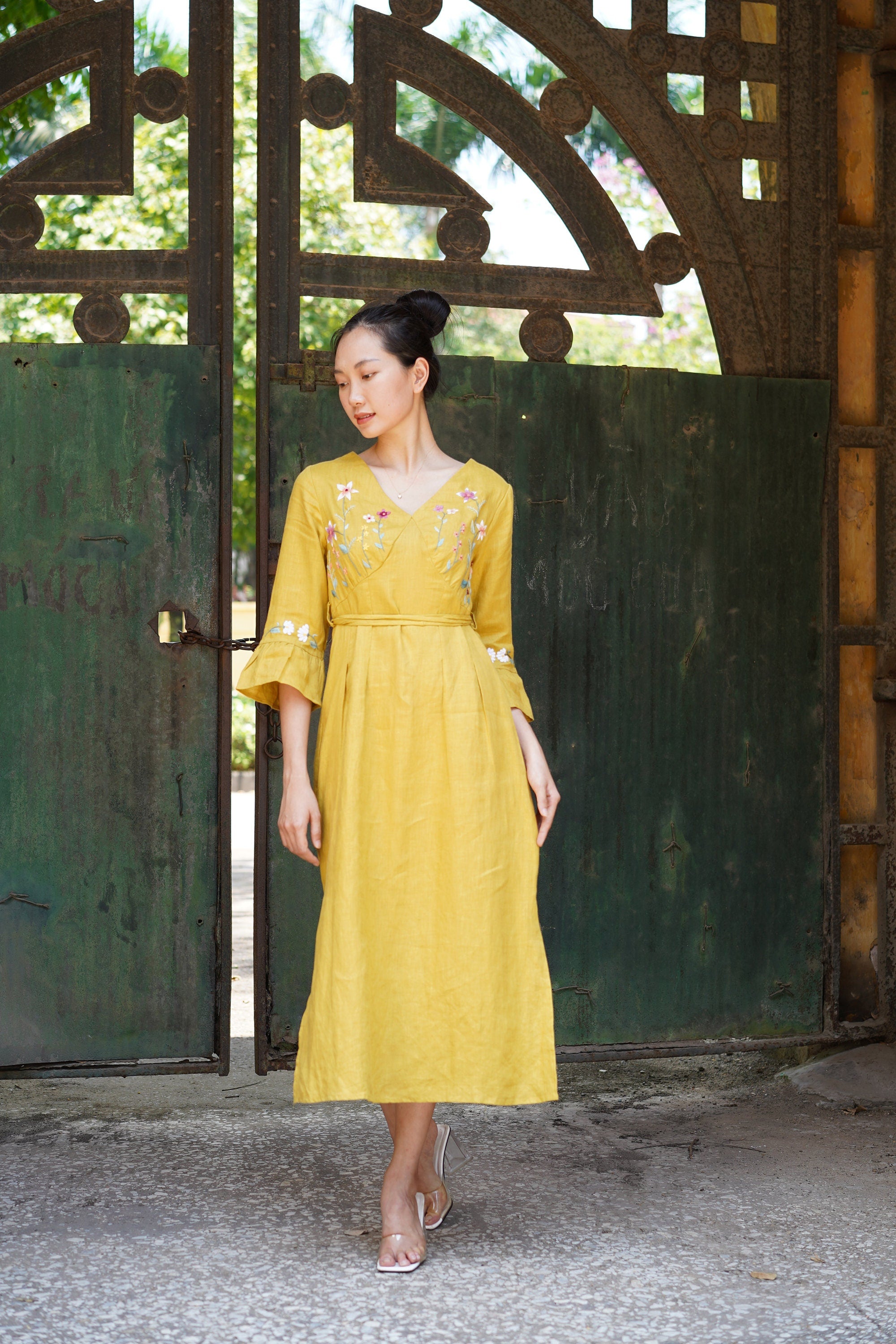 V-neck dress with hand embroidery
