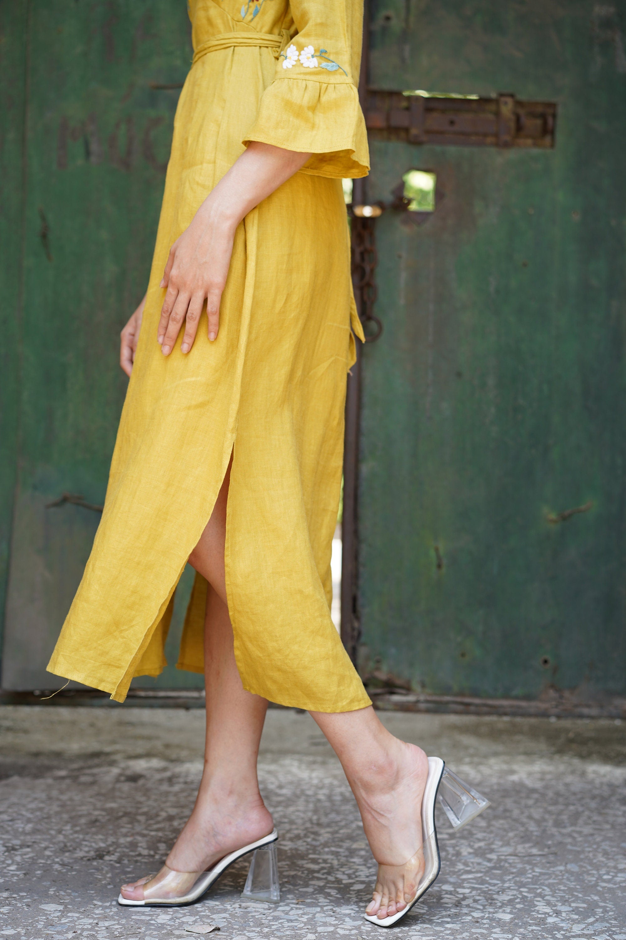 V-neck dress with hand embroidery