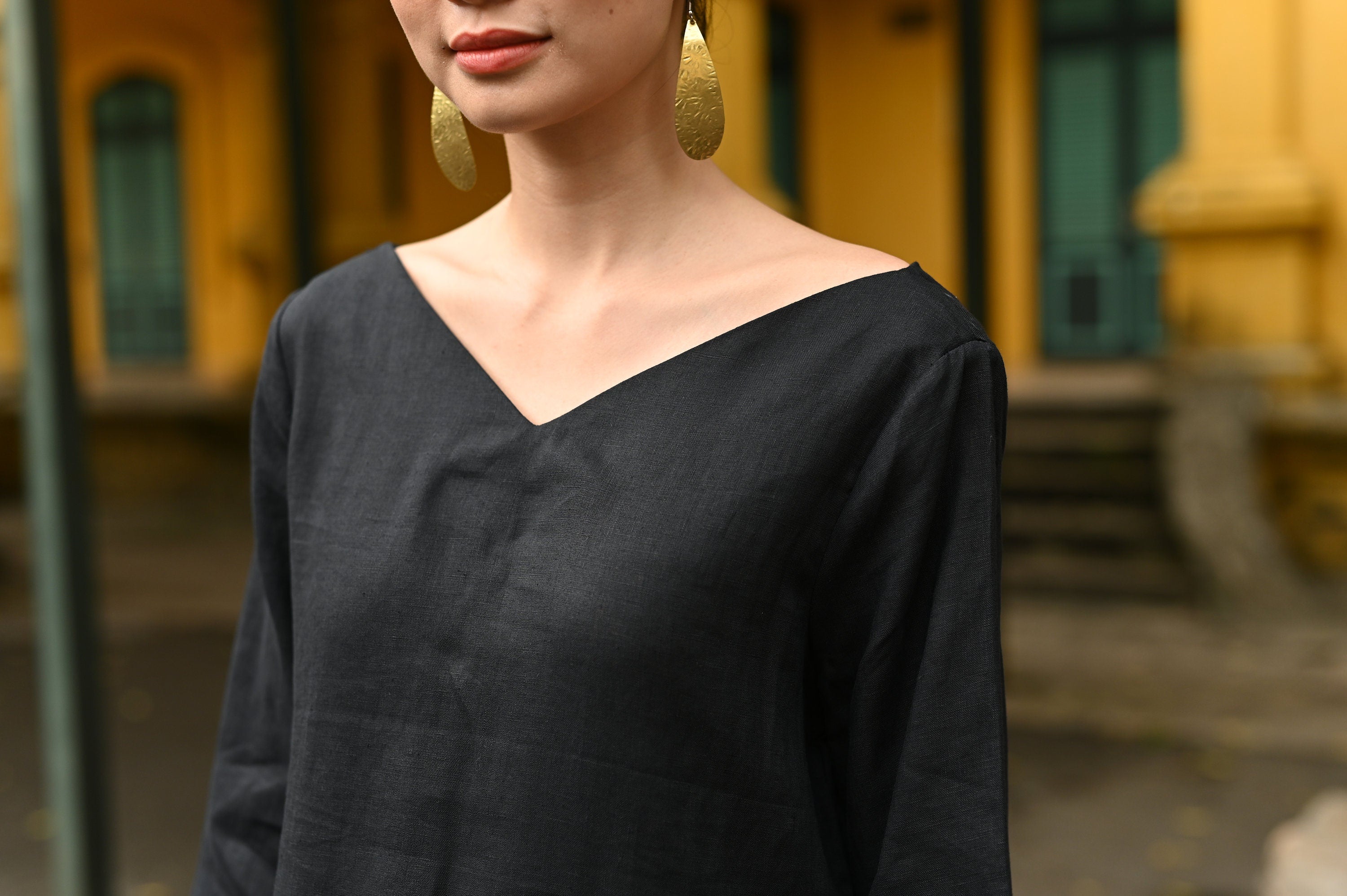 Woman wearing a black tunic with a blurred background