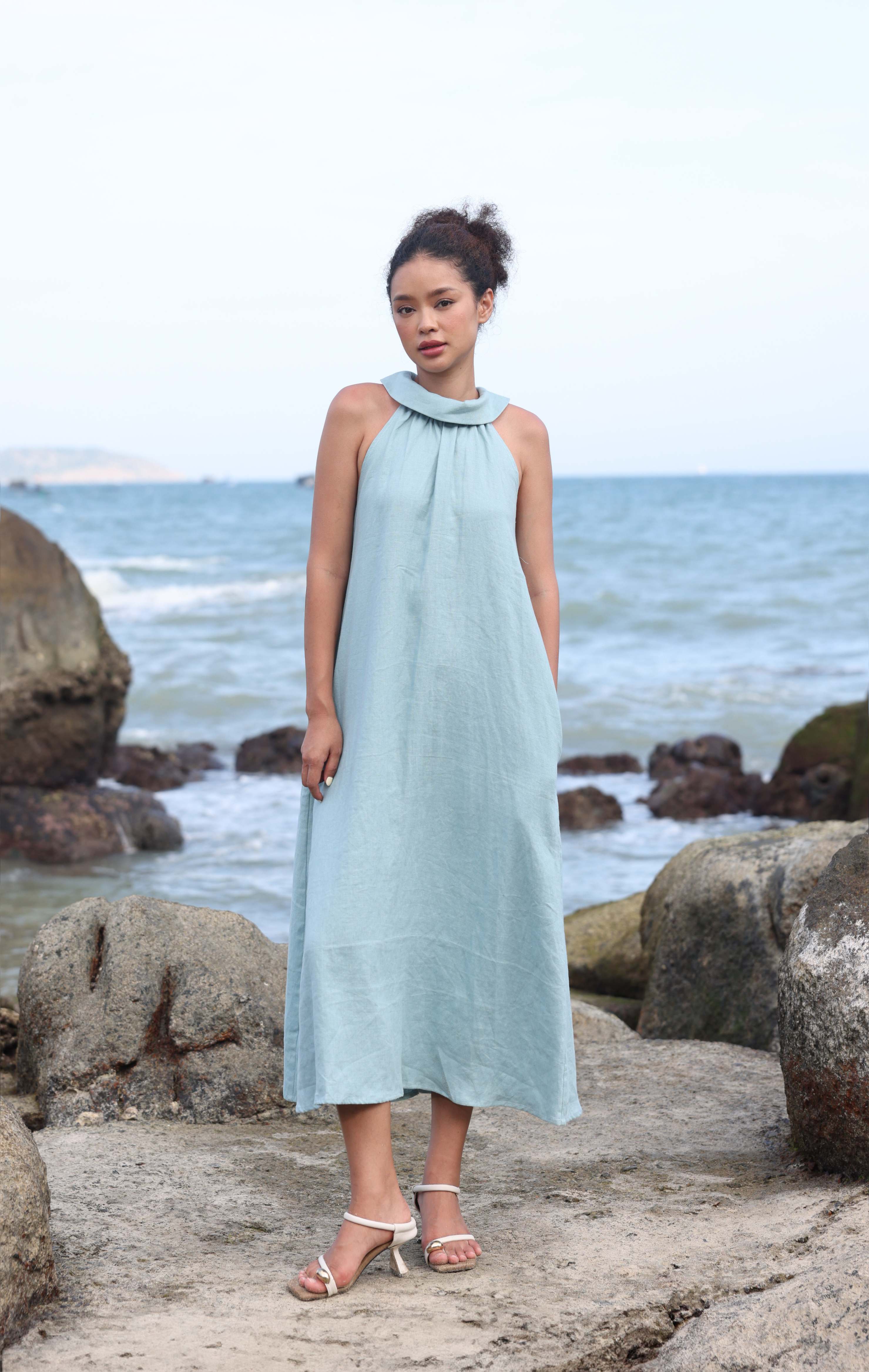 Blue sleeveless linen midi dress