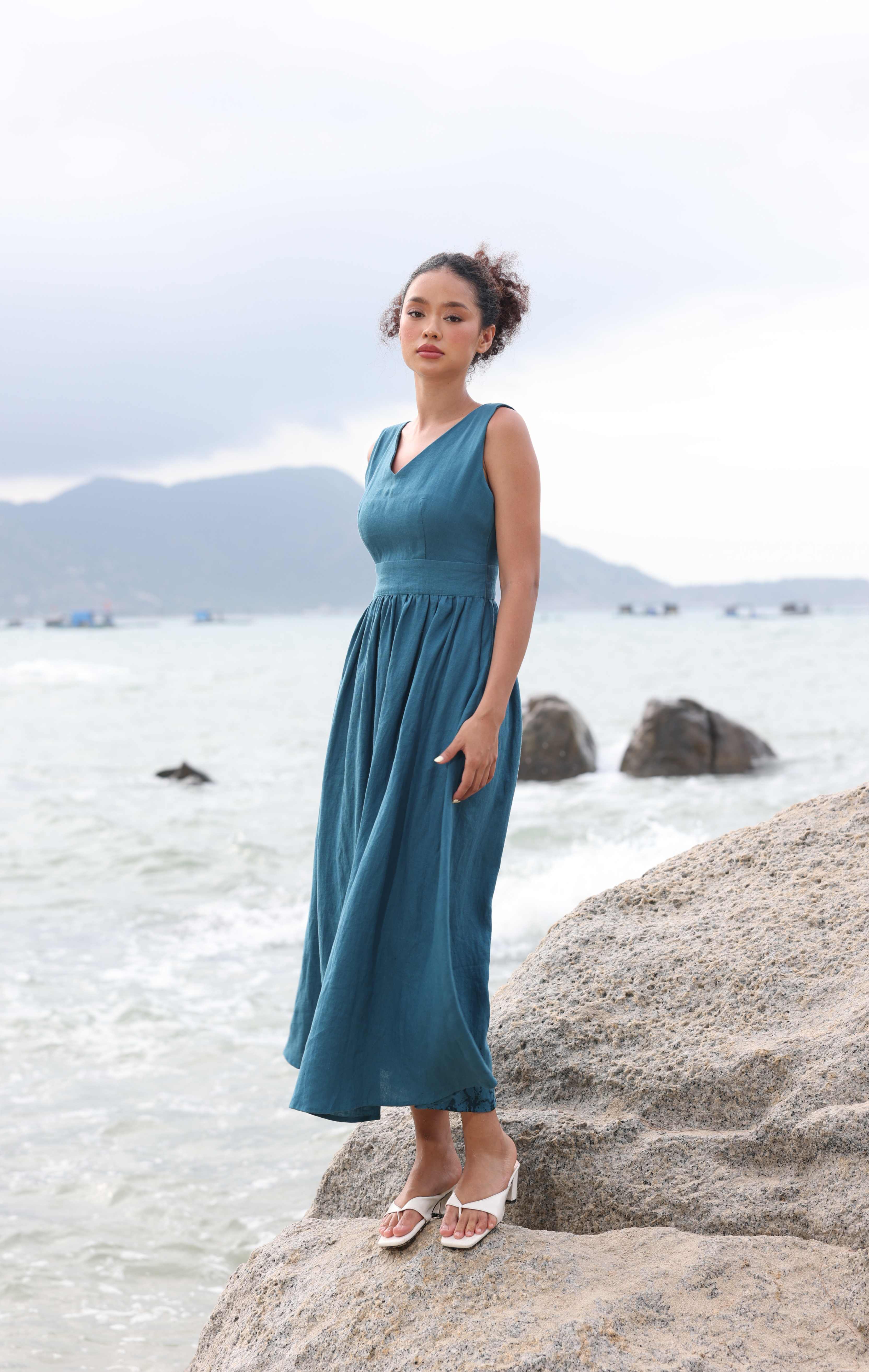 Deep V-back linen summer dress