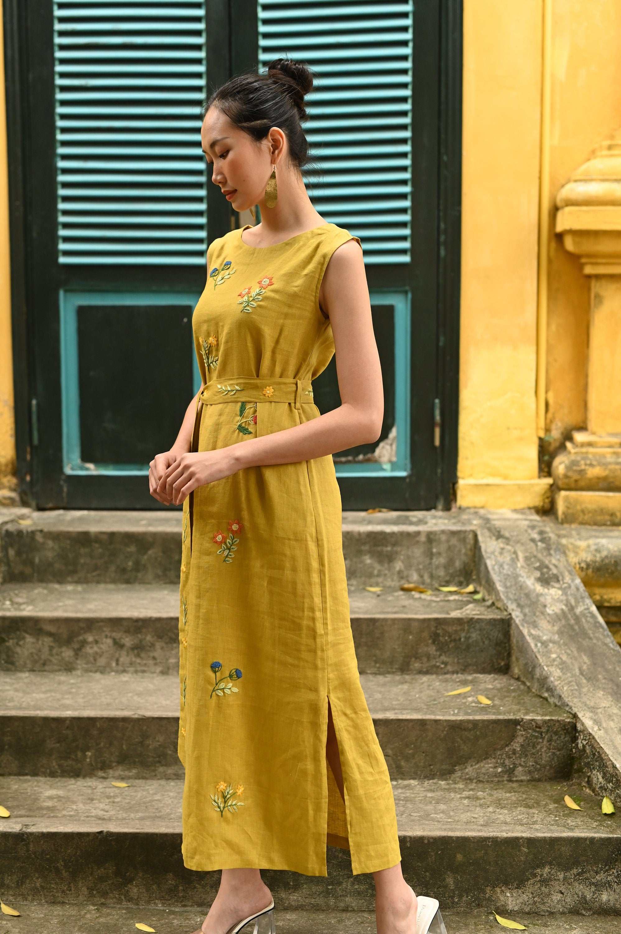 embroidered sleeveless linen dress