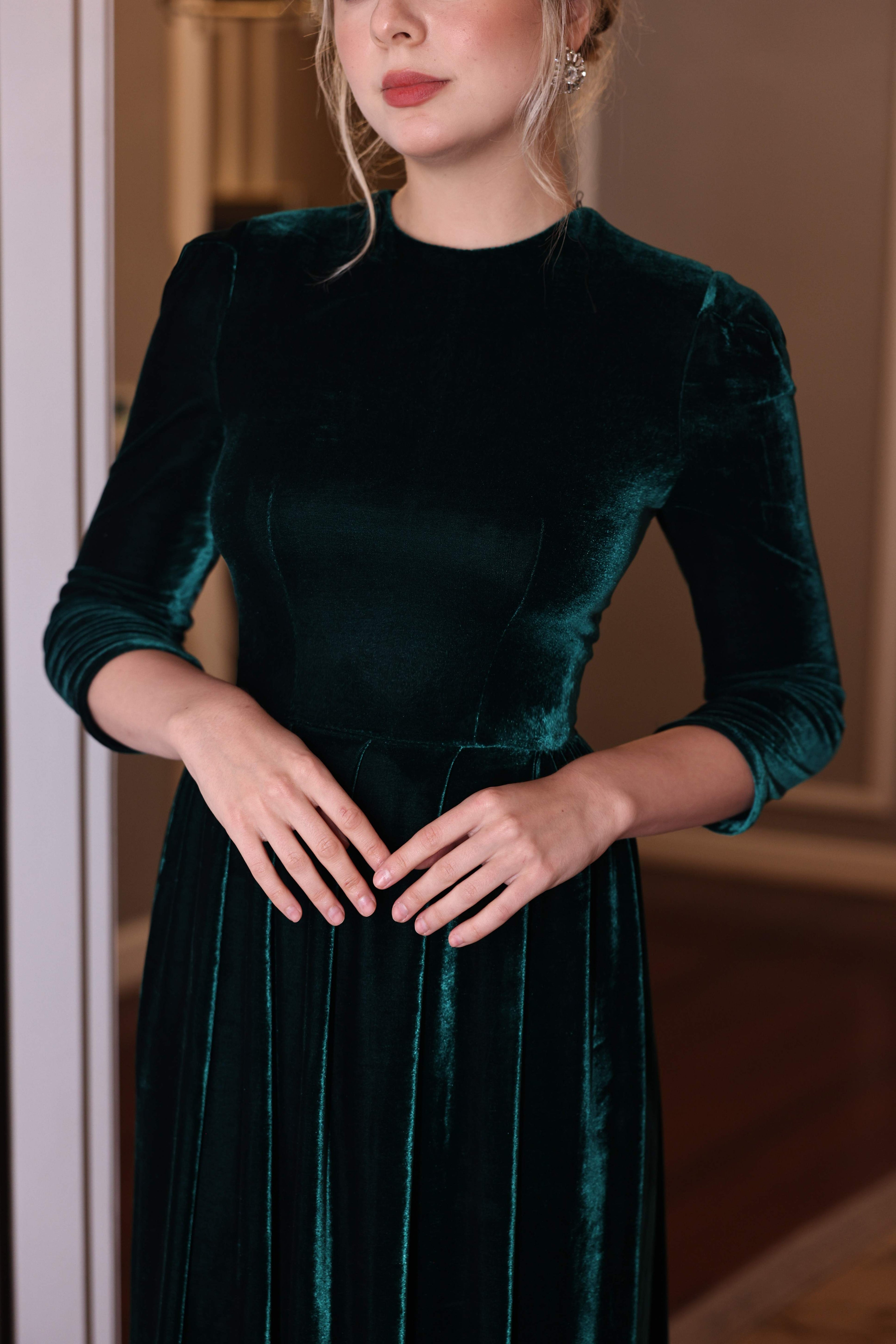 high round neck velvet dress