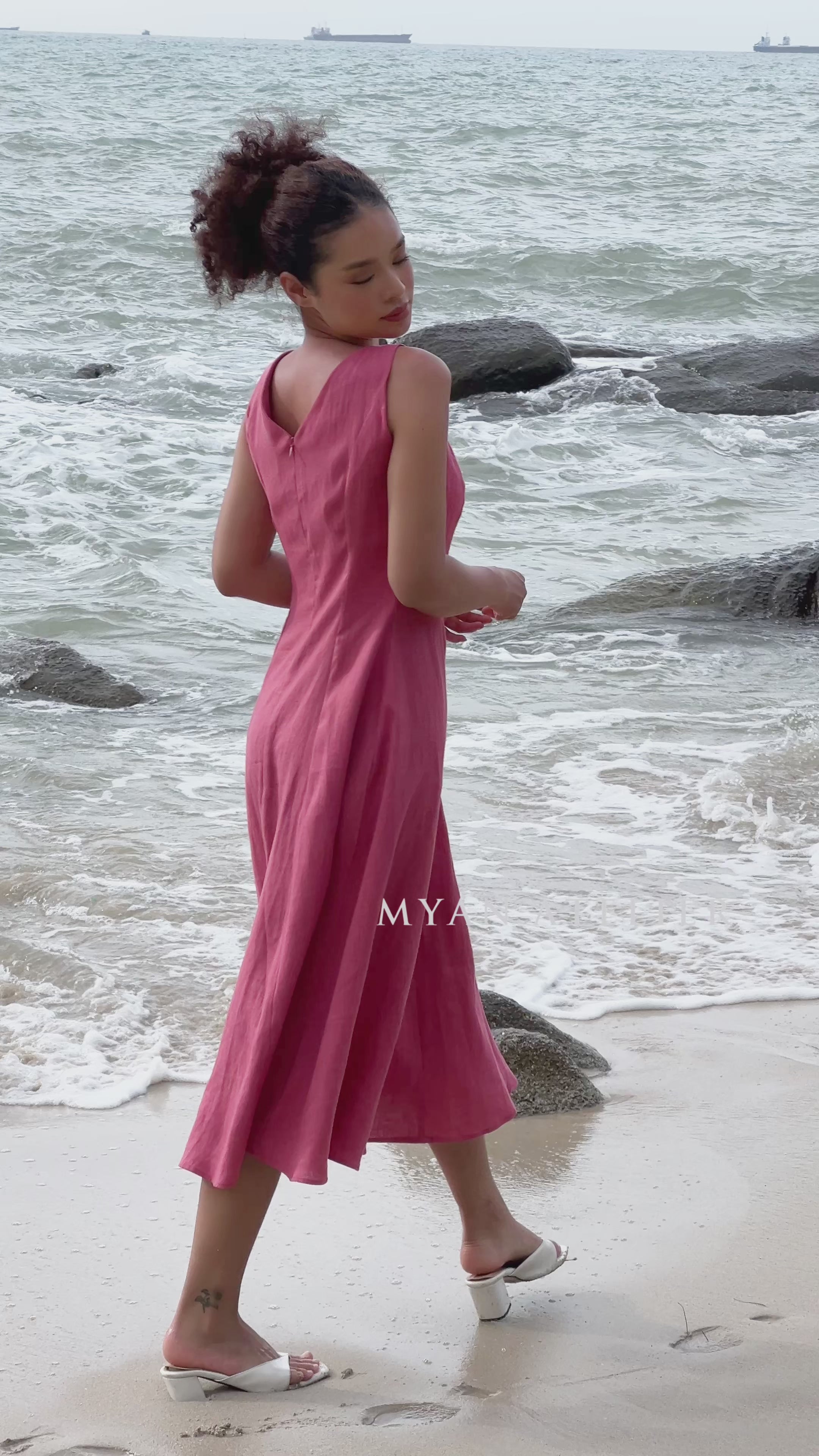 Back V-cut linen dress