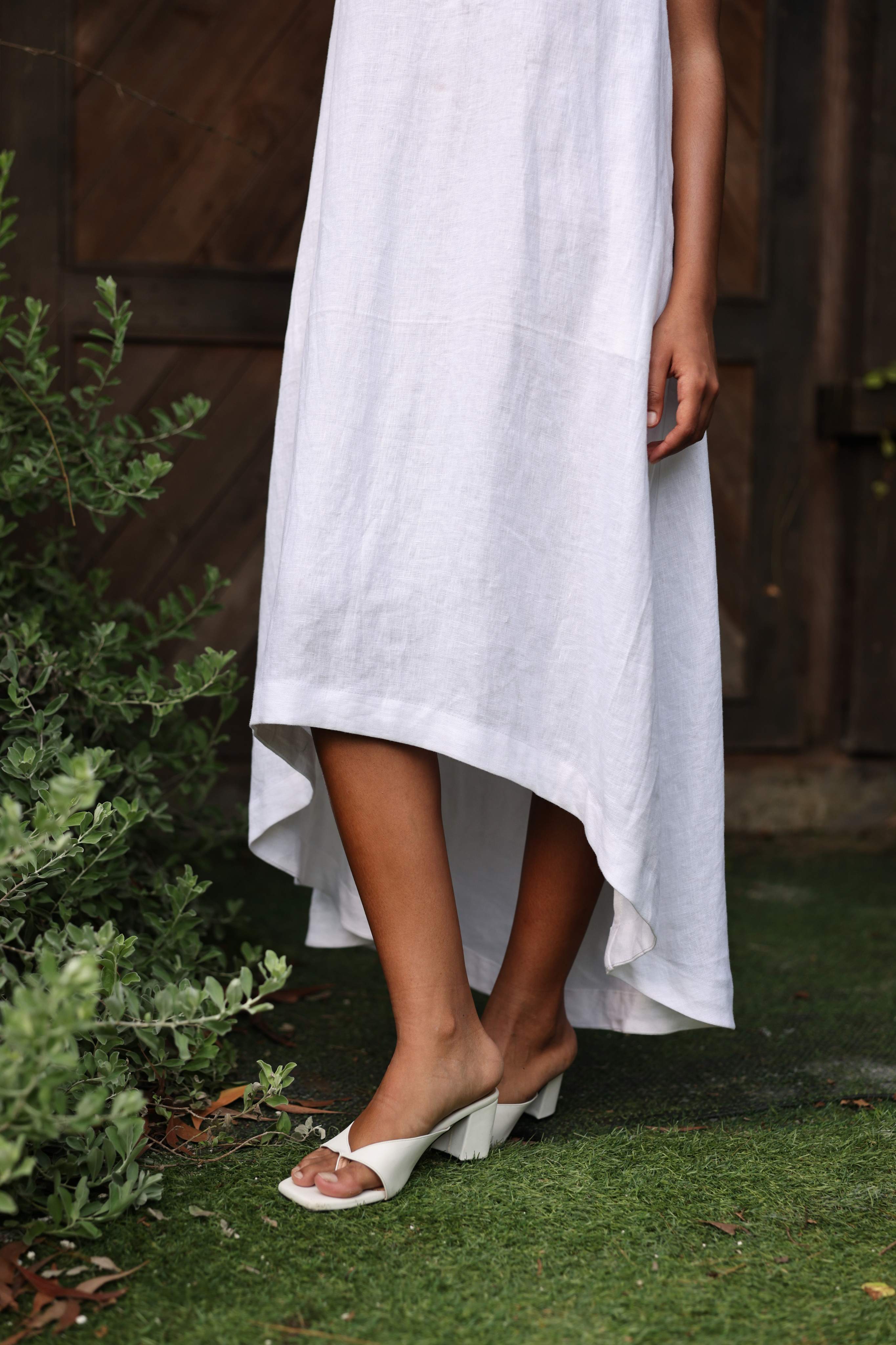 Sleeveless high-low linen dress