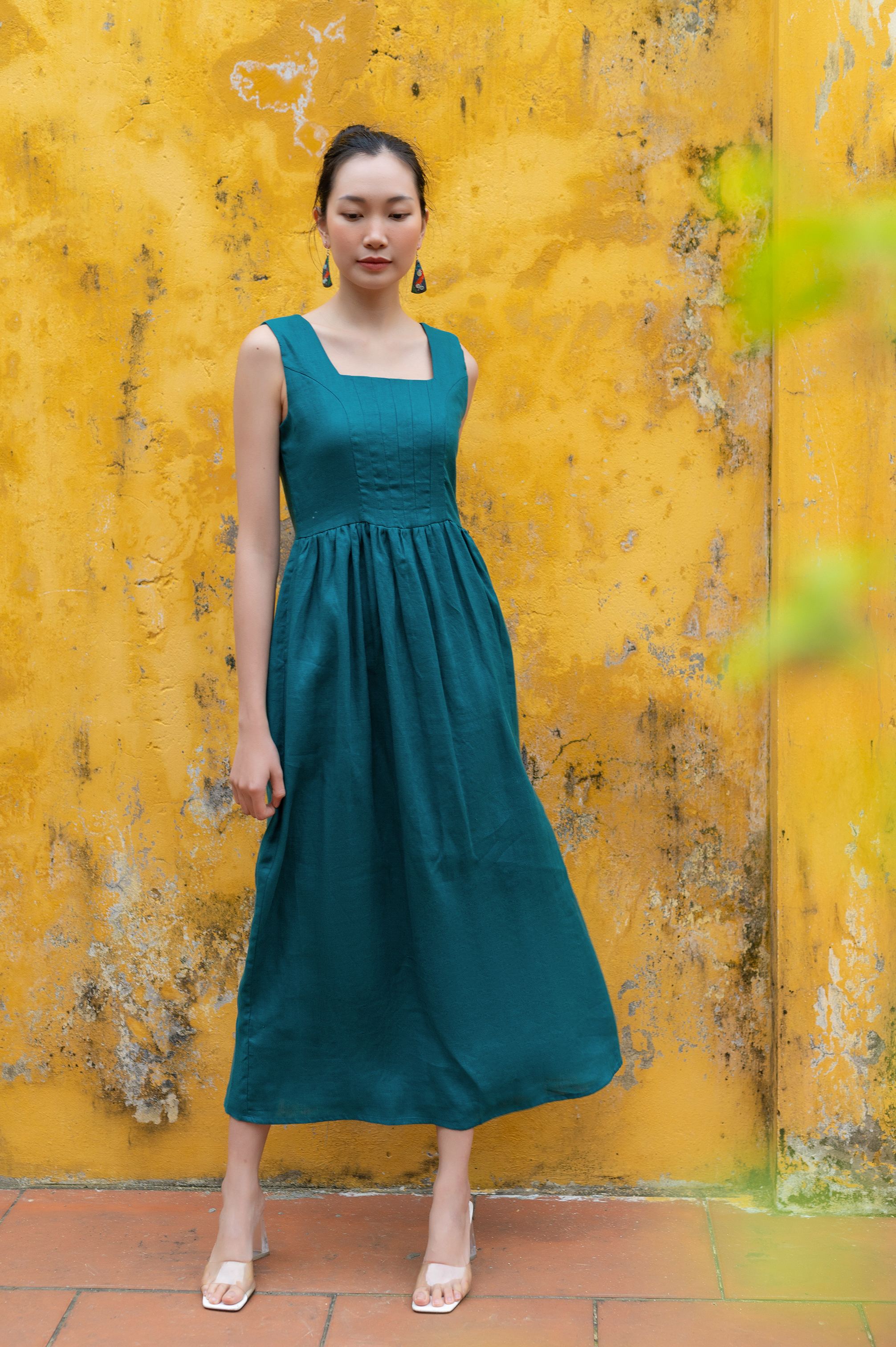 Sleeveless linen dress