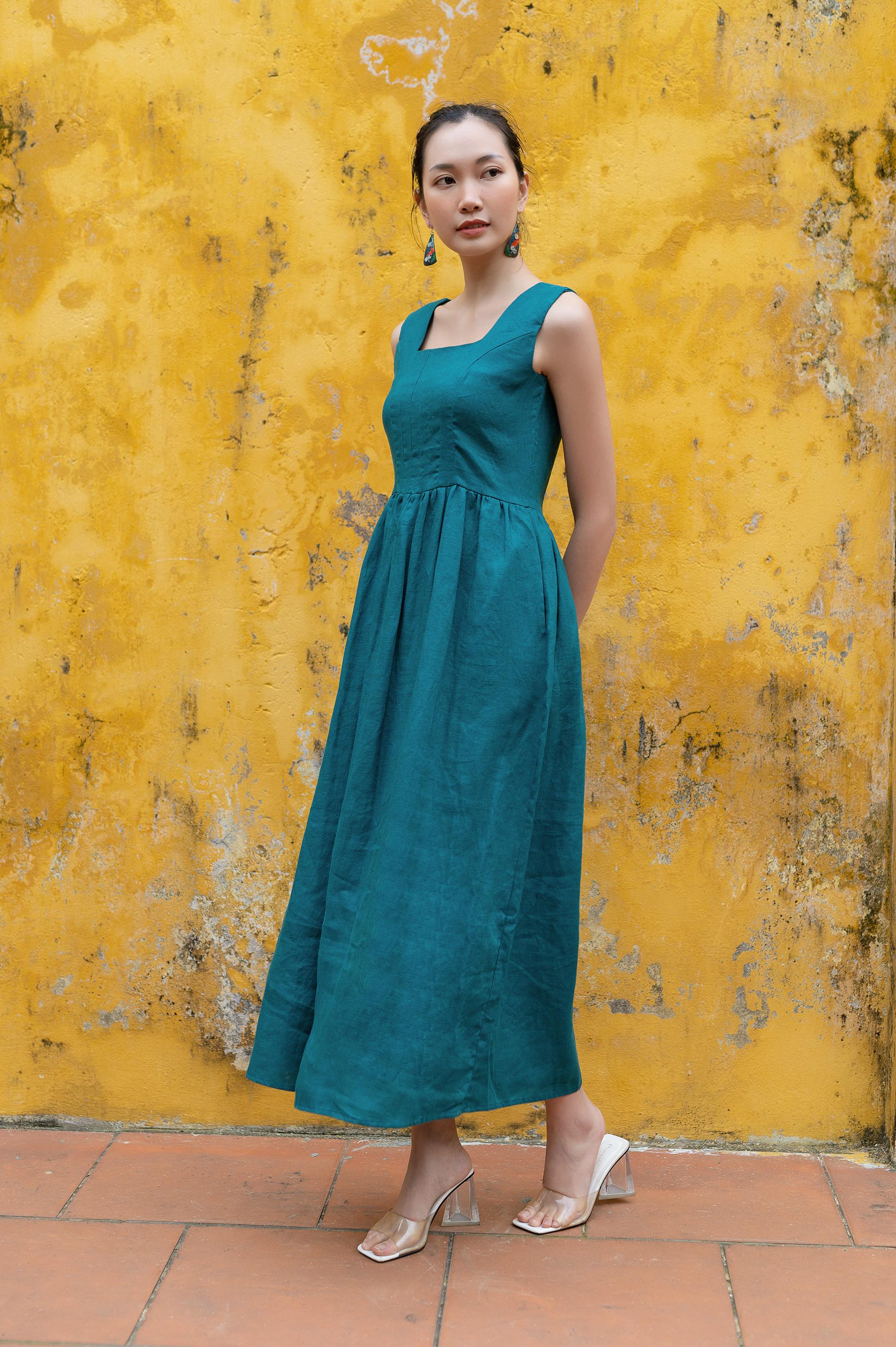 Sleeveless linen dress